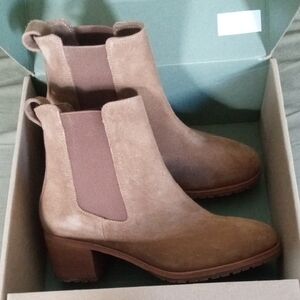 Nisolo Tan Ankle Boots with Elastic Panels